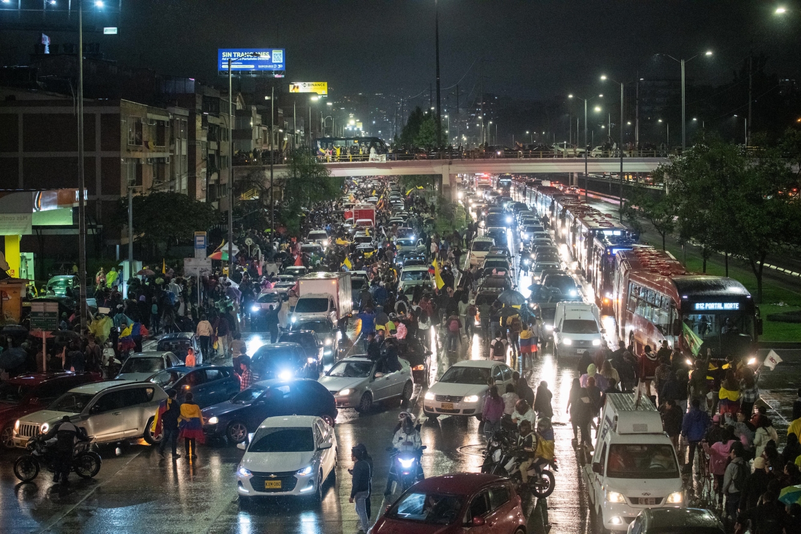 夜のボゴタの街に、たくさんの自動車や人が溢れている。