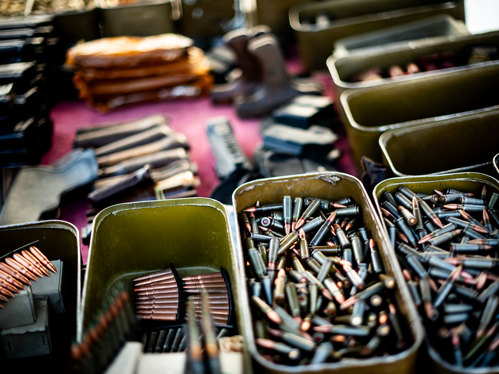 銃弾が入った箱が雑然と並べられている市場