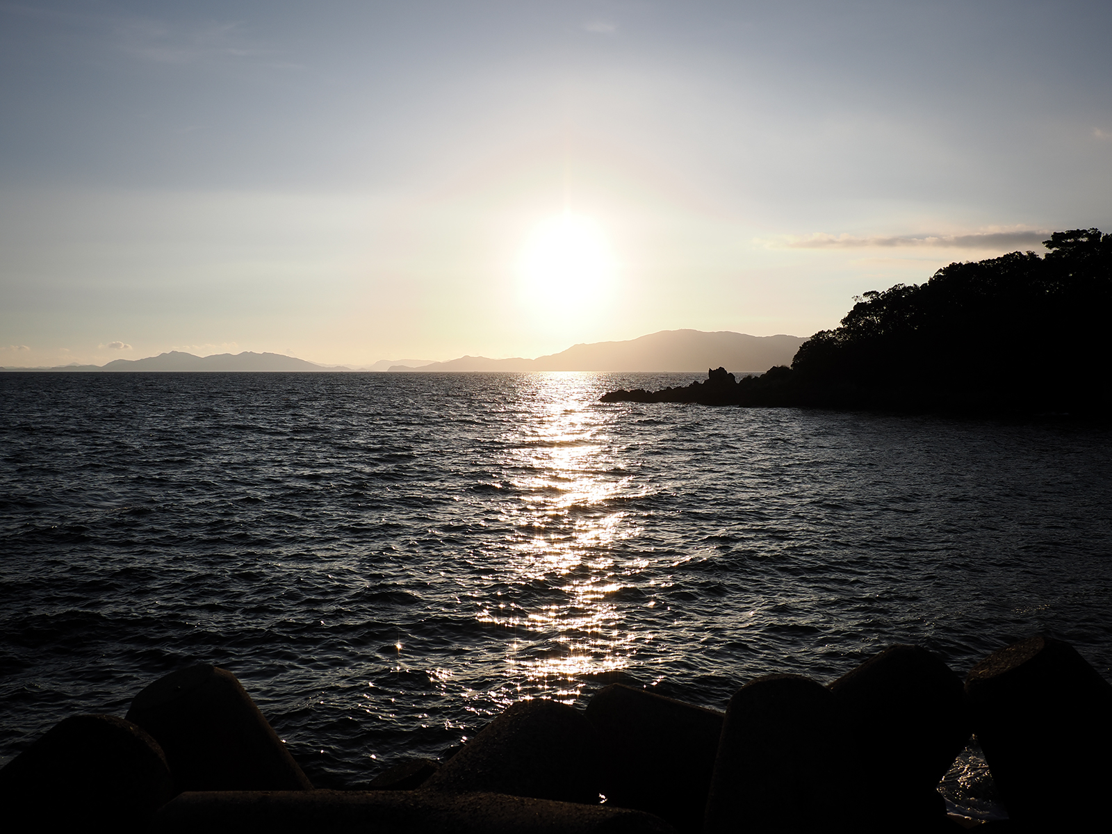 海に太陽が沈もうとしている。