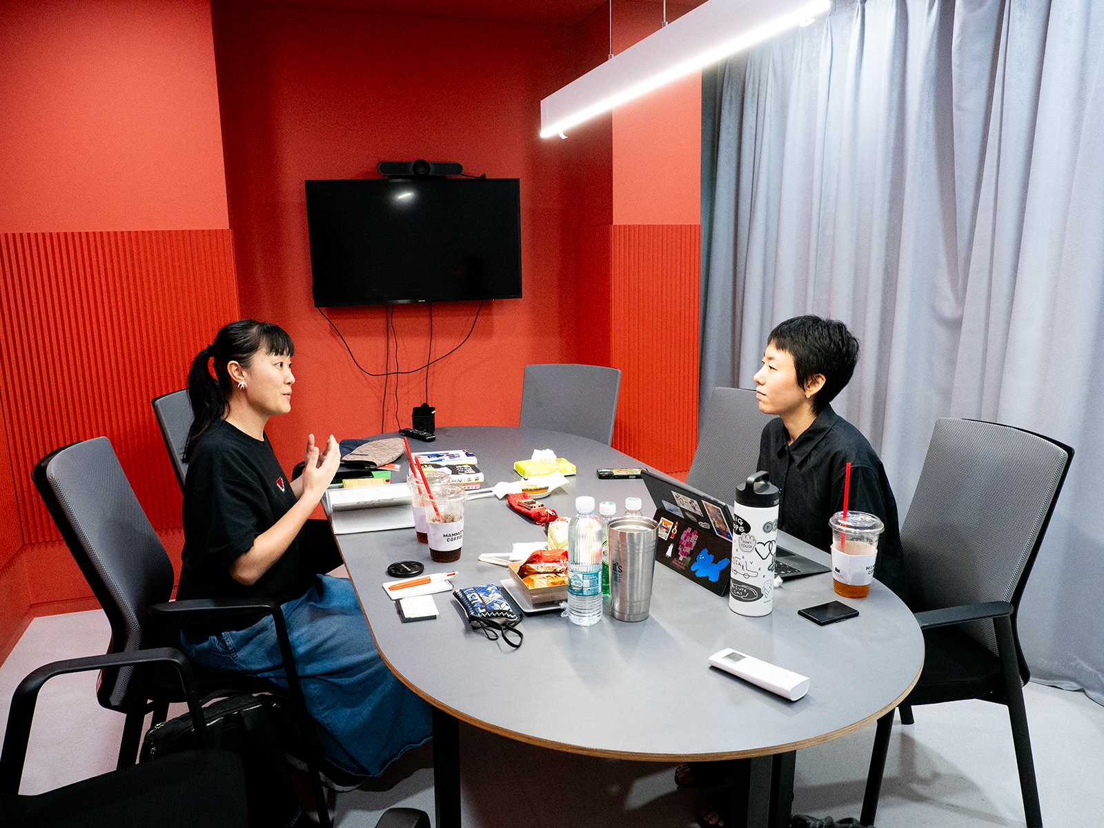 テーブルに座ってインタビューする安田菜津紀とミン・ジヒョンさん。