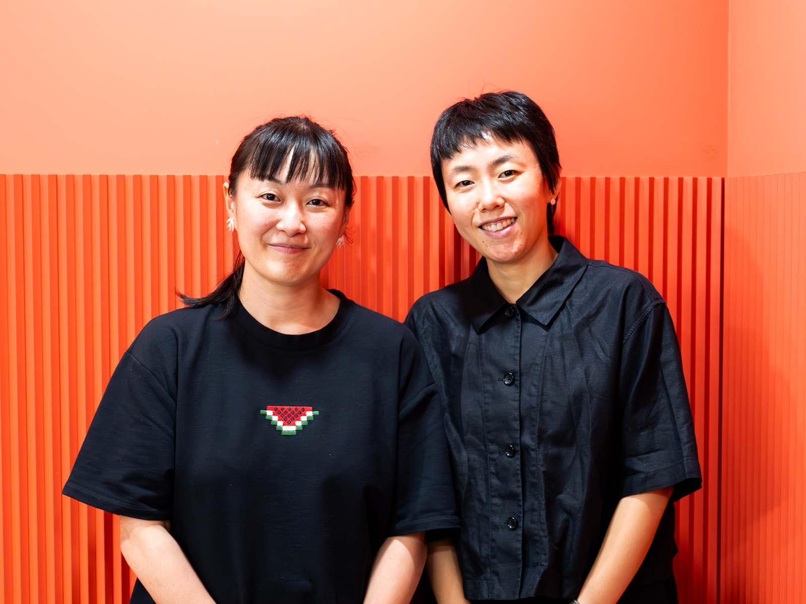 安田菜津紀とミン・ジヒョンさんが並んでカメラに向かって微笑んでいる。
