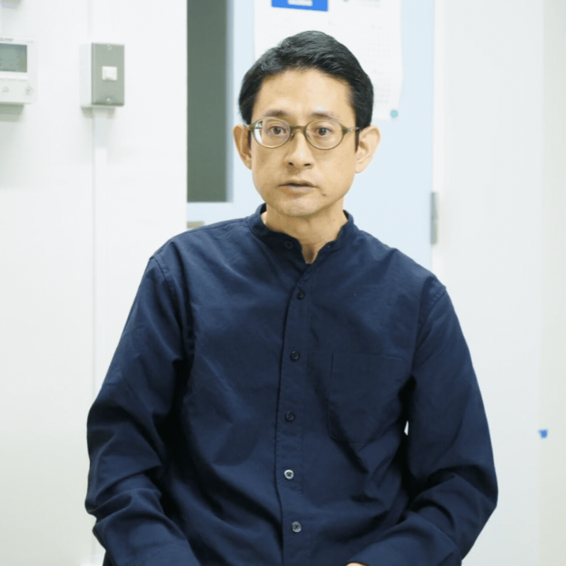 手話で「佐藤」を表す動作をする松﨑丈さんの写真